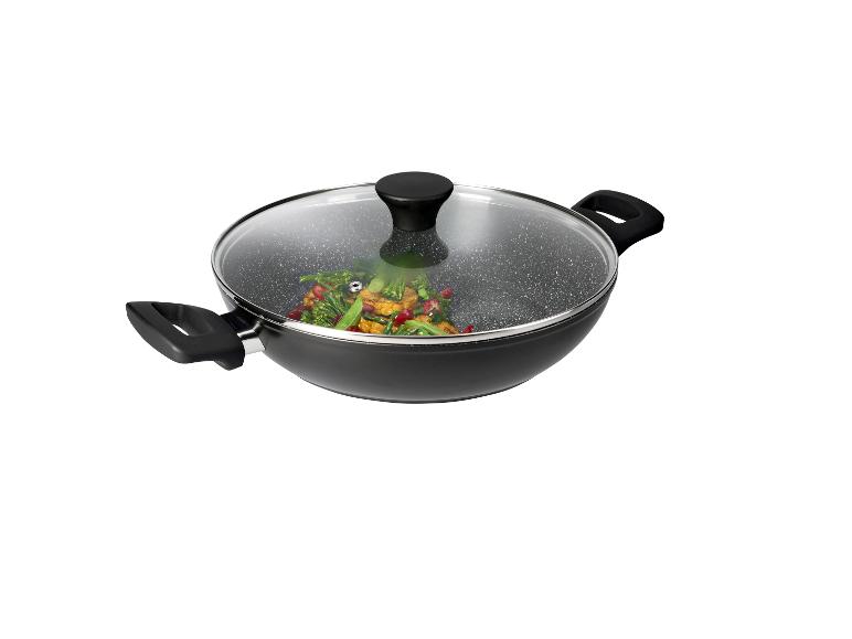 Schwarzer Wok mit Glasdeckel, gefüllt mit buntem Pfannengemüse.