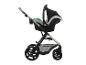 Seitenansicht eines schwarzen Kinderwagens mit grauem Babysitz und braunem Griff.