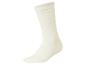Eine einzelne, schlichte weiße Socke mit Rippenstruktur, isoliert auf weißem Hintergrund.
