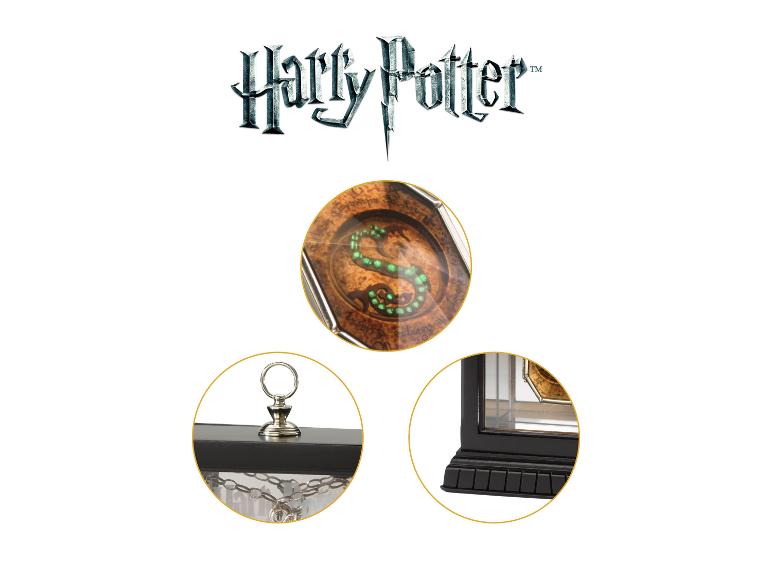 Detailansichten des Harry Potter Slytherin Horkrux-Medaillons von The Noble Collection.
