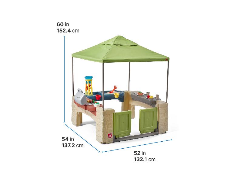 Outdoor-Spielcenter mit grünem Vordach, Sand- und Wasserküche und Maßen.