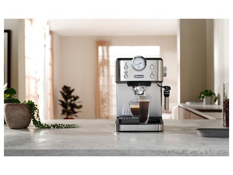 De'Longhi Espressomaschine mit Manometer und zwei Kaffeetassen in einer hellen Küche.