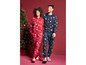 Ein Mann und eine Frau in Weihnachtspyjamas mit Weihnachtsmotiven