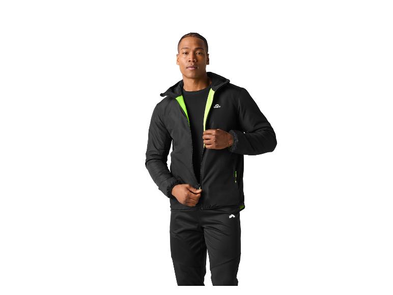 Mann in schwarzer Sportjacke und Hose mit limettengrünen Details