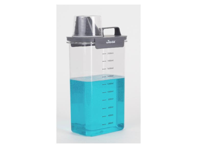 Transparenter Flüssigkeitsspender mit blauer Flüssigkeit, Messskala bis 2000 ml und Messbecher.