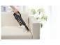 SILVERCREST® 2-in-1-Staubsauger beim Reinigen eines Sofas.