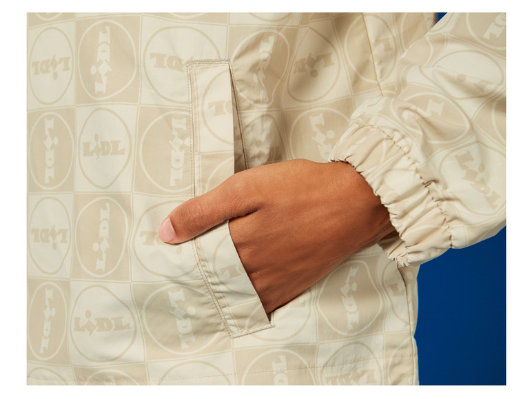 Eine beige Jacke mit LIDL-Print.