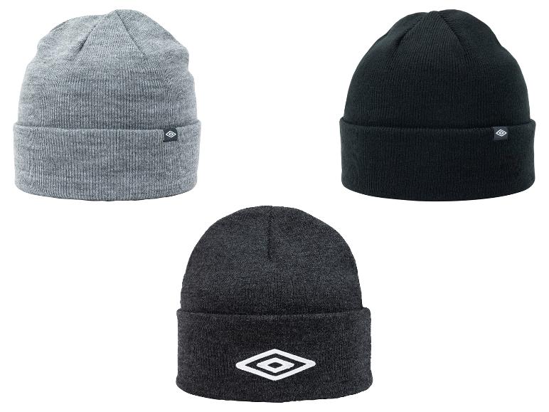 Graue, schwarze und dunkelgraue Wintermützen mit Umbro-Logo.