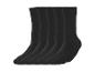 Fünf Paar schwarze Herrensocken, in einer Reihe angeordnet
