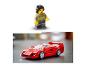 Ein roter LEGO Ferrari F40 mit einer LEGO Figur.