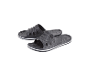 Ein Paar schwarze Badesandalen mit weißen Streifen an der Sohle.