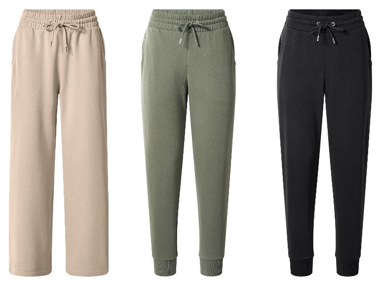 Drei verschiedenfarbige Jogginghosen: beigefarbene weite Hose und grüne, schwarze Jogger.