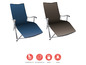 Zwei faltbare Liegestühle in blau und braun.