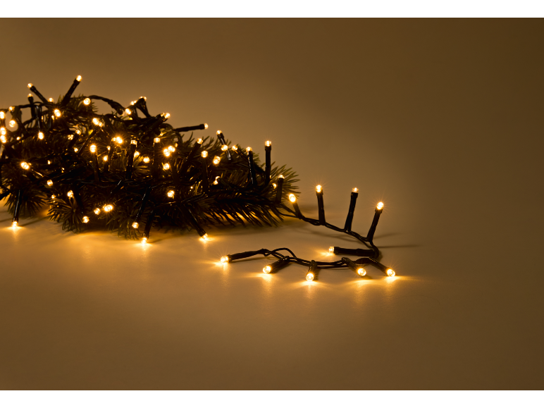 Weihnachts-Lichterkette mit warmweißen LEDs auf schlichtem Hintergrund.