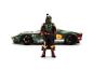 Kopfgeldjäger-Actionfigur vor einem grünen und roten Spielzeug-Sportwagen.