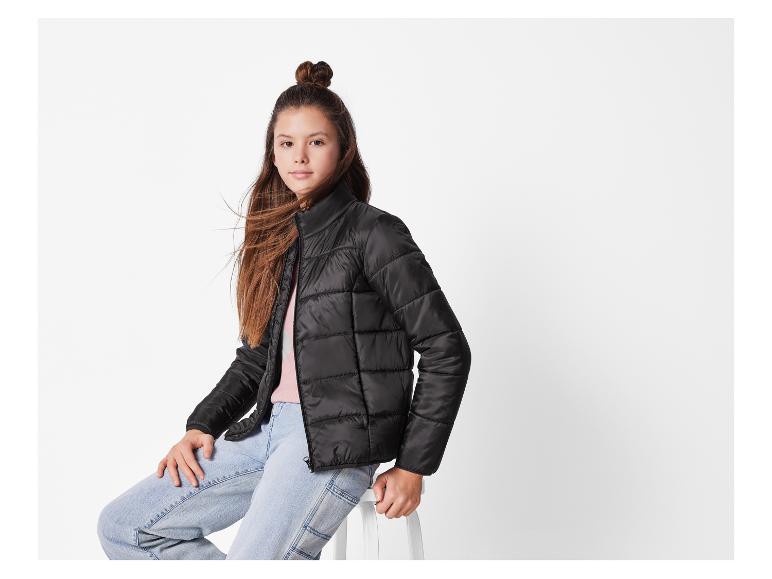 Mädchen in schwarzer Steppjacke und hellblauer Jeans.