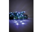 Tannenzweig mit weißen LED-Lichterketten, die eine festliche Atmosphäre schaffen.