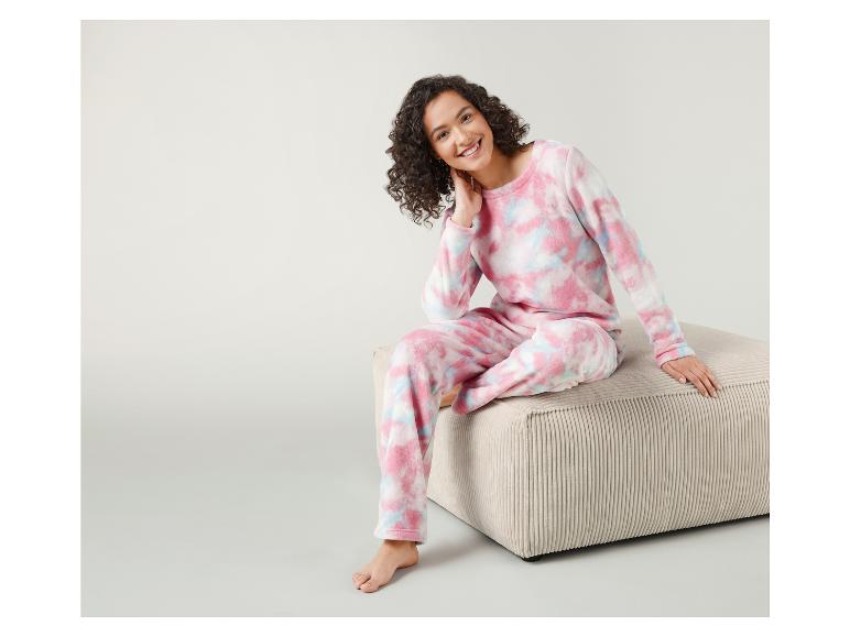 Frau in einem rosafarbenen und blauen Tie-Dye-Pyjama.