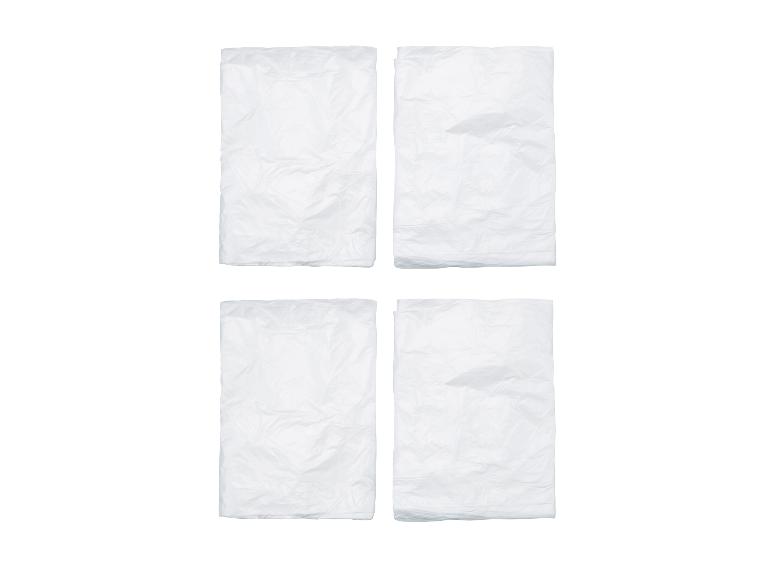 Vier weiße, zerknitterte Plastiktüten auf weißem Hintergrund