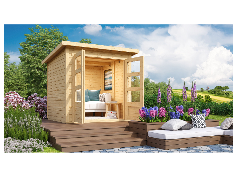 Holz Gartenhaus mit Sofa, Terrasse und Blumenkästen.