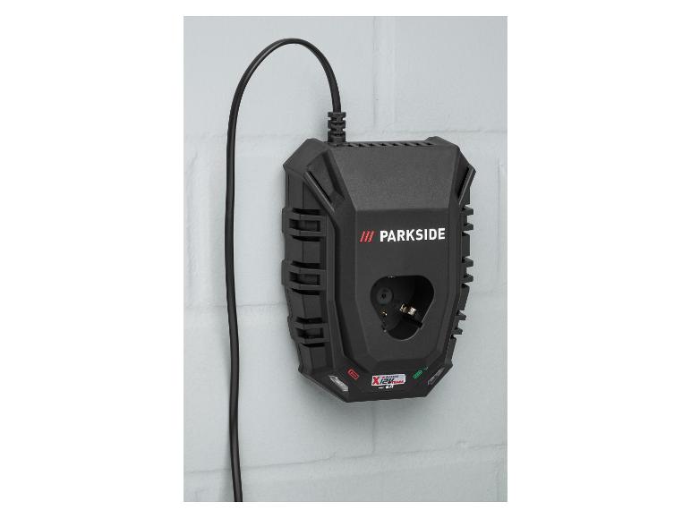 Schwarzes Ladegerät für Elektrowerkzeugakkus mit Kabel, an einer weißen Ziegelwand montiert.