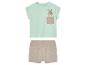 Baby-Set: hellgrünes T-Shirt mit Känguru und beige Shorts.