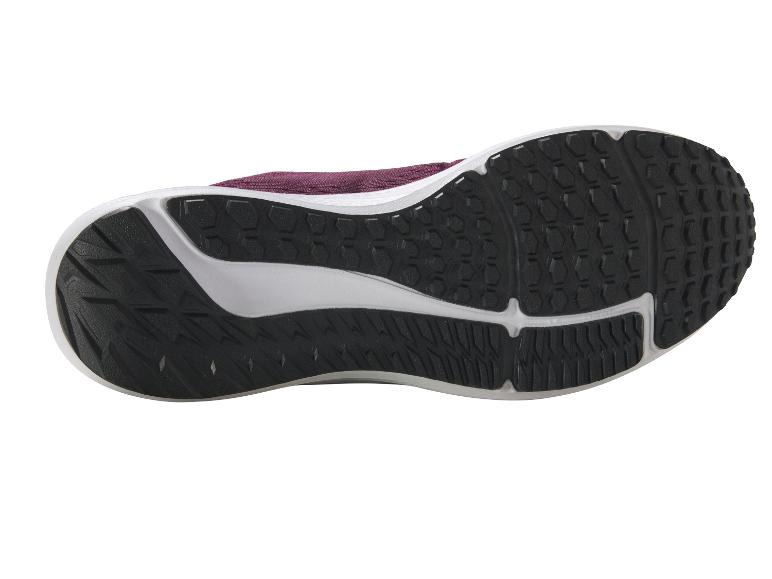 Sohle von bordeauxroten Sportschuhen.