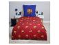 Rote Fußballclub-Bettwäsche mit Logo und blaues Kissen in einem Schlafzimmer.