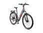 Graues E-Bike mit Gepäckträger und Beleuchtung, schräge Vorderansicht.