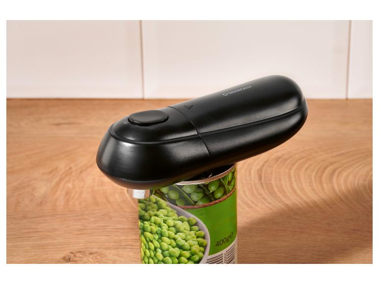 Elektrischer Dosenöffner auf einer Dose grüne Erbsen