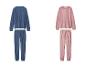 Zwei Plüsch-Pyjama-Sets, eines in Blau und eines in Rosa.