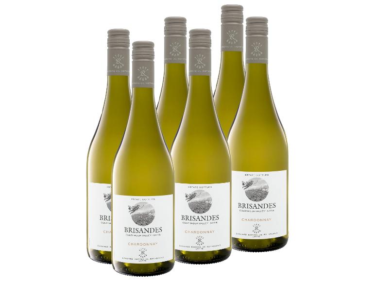 Sechs Flaschen Chardonnay-Wein mit weißen Etiketten, die eine Weinbergillustration zeigen.