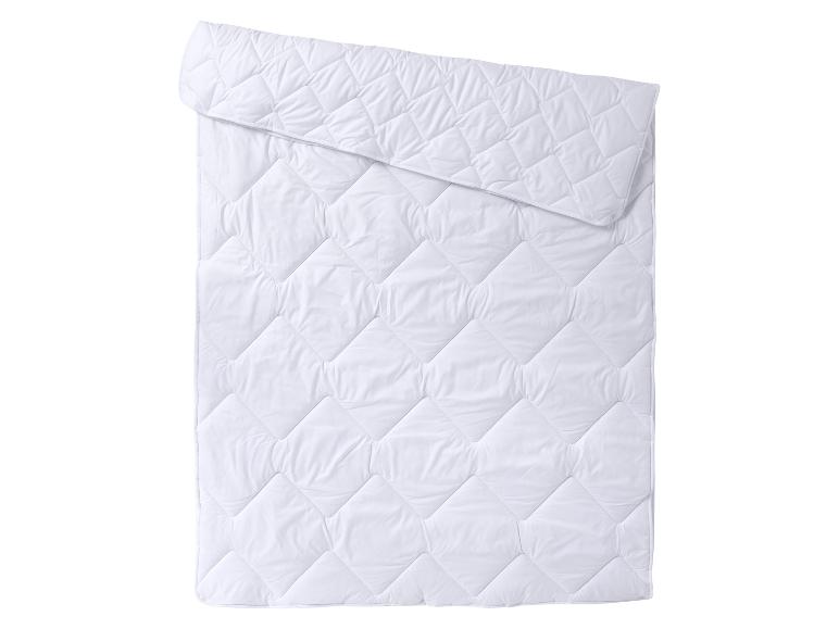 Weiße Bettdecke mit rautenförmiger Steppung