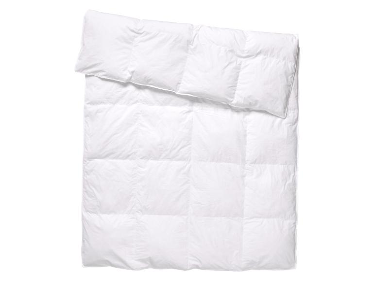 Weiße Daunendecke und Kissen auf weißem Hintergrund