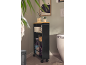Schmales Badezimmer-Rollregal neben der Toilette.