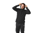 Mann in einem schwarzen Sport-Hoodie und einer Sporthose.