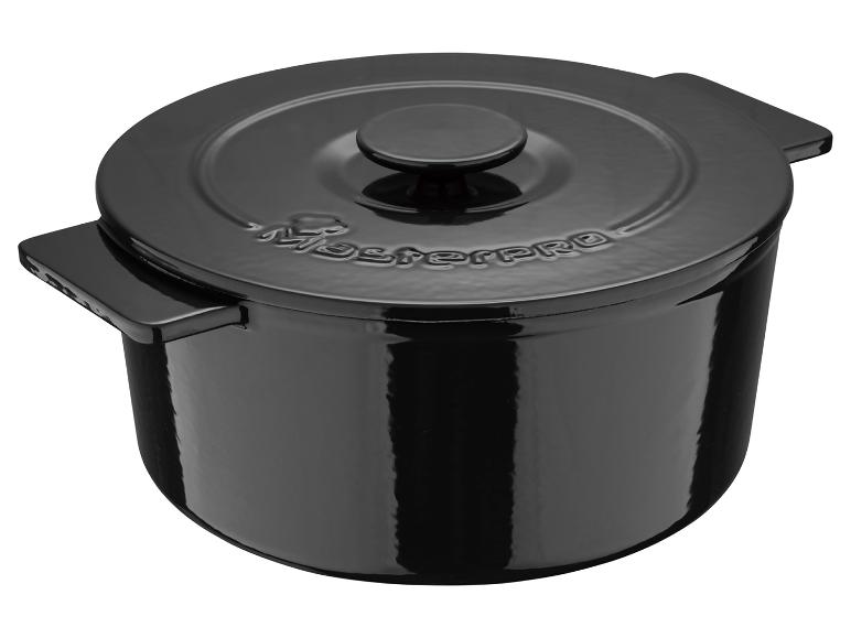 Ein schwarzer gusseiserner Topf mit Deckel von MasterPro.
