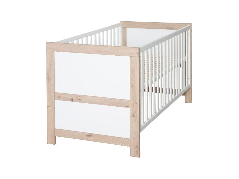 Weißes Babybett mit Holzrahmen