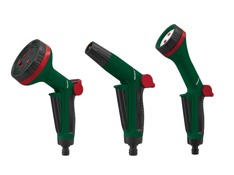 Drei grüne und rote Parkside-Gießpistolen mit verschiedenen Sprühköpfen.