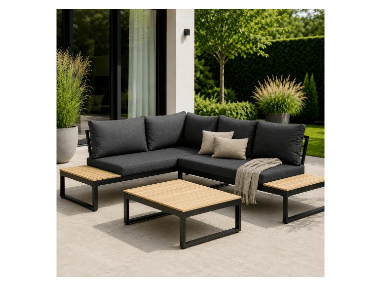 Outdoor-Lounge-Set mit dunkelgrauen Kissen und Holztischen auf einer Terrasse.