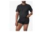 Mann in schwarzem T-Shirt und schwarzen Boxershorts.