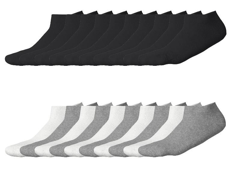 Packungen mit schwarzen, weißen und grauen Socken