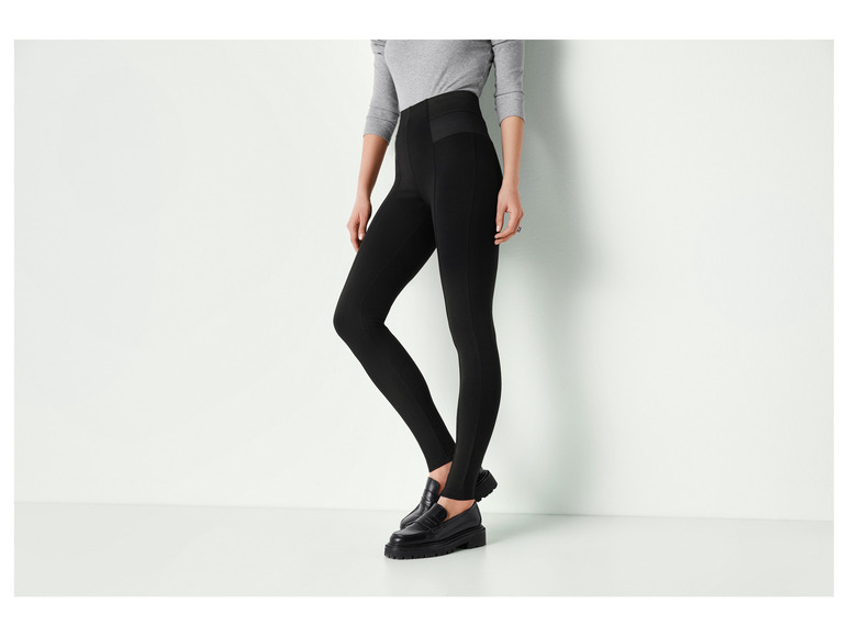 Schwarze Leggings mit hohem Bund und schwarze Loafer.