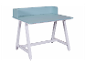 Hellblauer Kindertisch mit weißem Gestell.