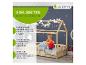 Holzhausbett für Kinder, mit spielendem Kind, dekoriert mit Lichtern und Sternen.