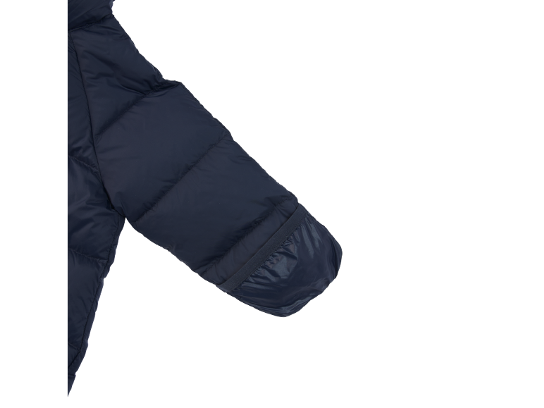 Ärmel einer dunkelblauen Steppjacke mit elastischem Bündchen