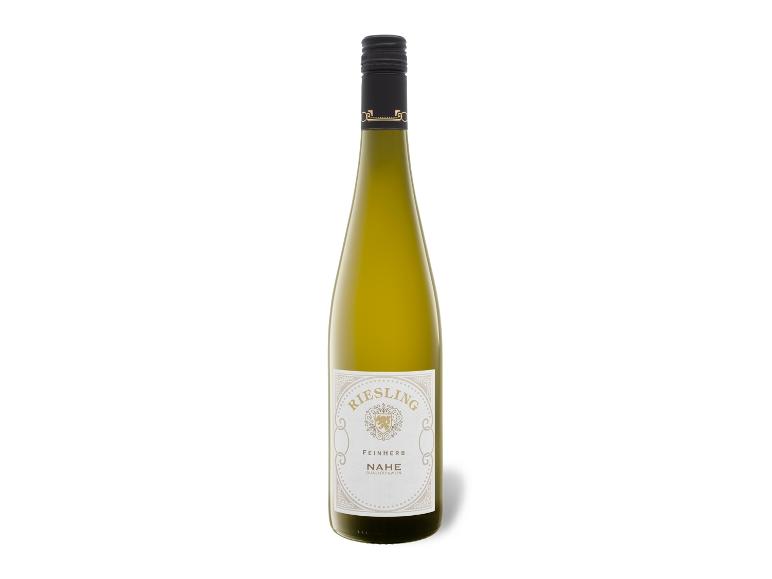 Eine Flasche Weißwein Riesling mit einem Etikett, auf dem „Feinherb Nahe Qualitätswein“ steht.