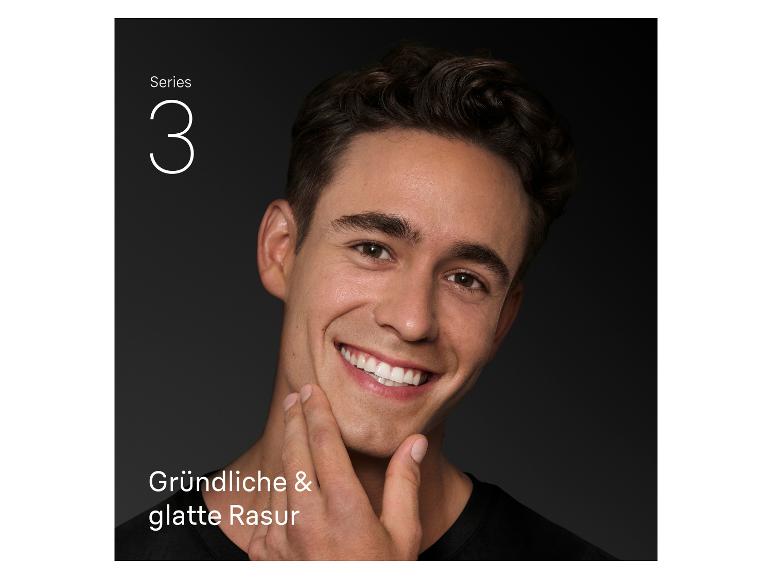 Mann lächelt und berührt glatte Haut nach der Rasur. Serie 3: Gründliche & glatte Rasur.