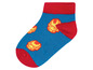 Blaue Socke mit roten Details und Iron Man-Motiv.