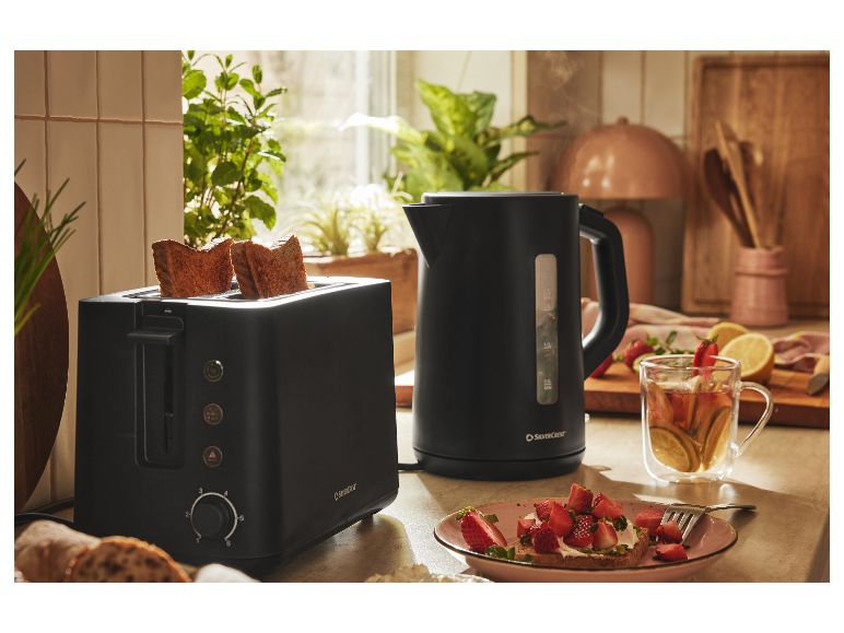 Schwarzer SilverCrest Toaster und Wasserkocher in einer modernen Küche.
